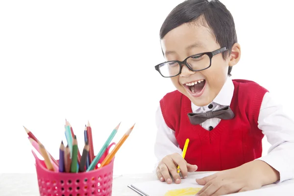 Fröhliche Schüler zeichnen mit Buntstiften — Stockfoto