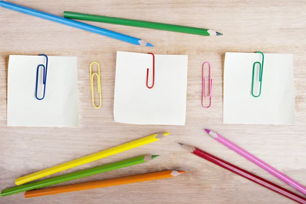 Crayons, post-it, and paperclips — Stock Photo, Image