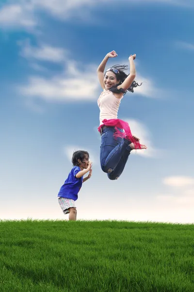 Счастливая мать с дочерью на открытом воздухе — стоковое фото