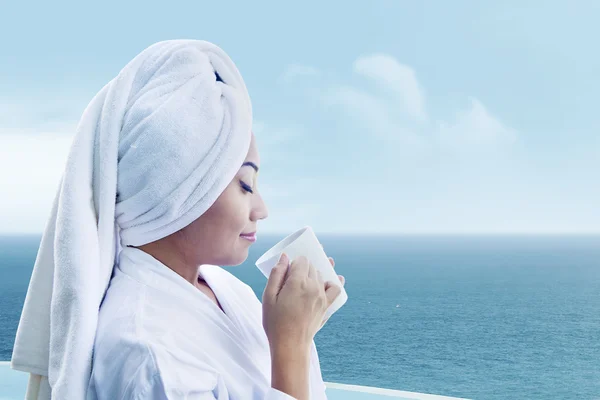 浴袍喝咖啡的女人 — 图库照片