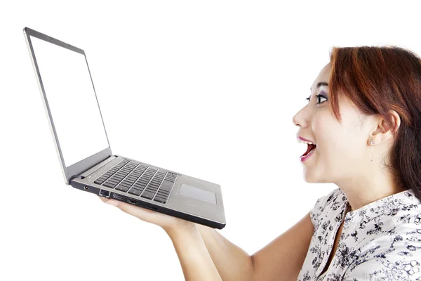 Ohromen žena s laptopem — Stock fotografie