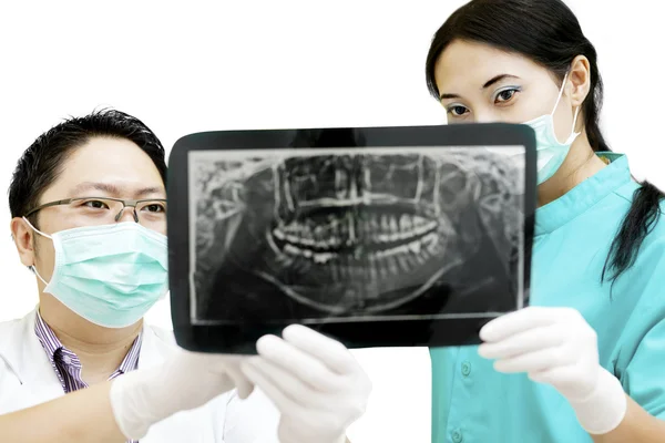 Οδοντίατρος και βοηθός ελέγχοντας ακτίνας x — Φωτογραφία Αρχείου