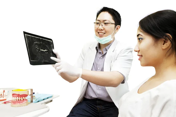 牙医显示 x 射线对他的病人 — 图库照片