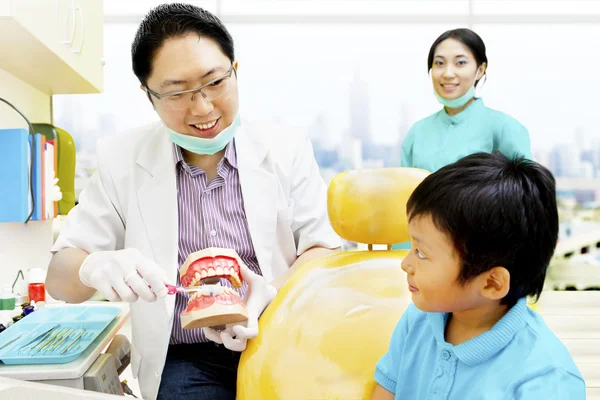 Edukacja wobec utrzymywać higienistka stomatologiczna — Zdjęcie stockowe
