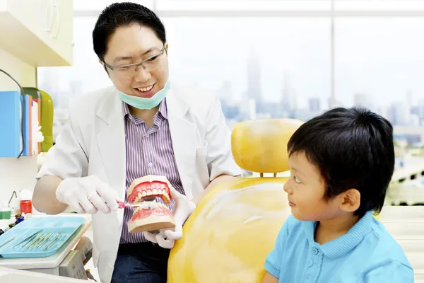 Aziatische tandarts borstelen tanden tutorial — Stockfoto