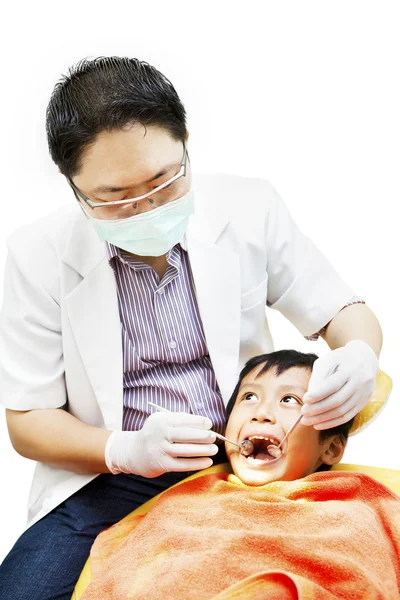 Stomatolog azjatycka i jego mały pacjent — Zdjęcie stockowe