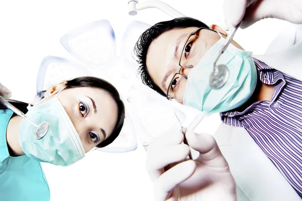 Dentysta i asystent widzianych z punktu widzenia pacjenta — Zdjęcie stockowe