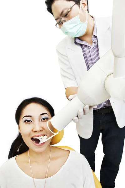 Tandläkaren tar en röntgenbild — Stockfoto