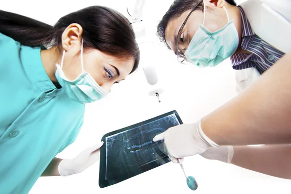 Азиатский дантист и ассистент с рентгеном — стоковое фото
