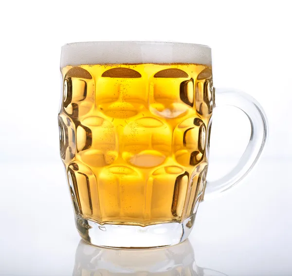 Beyaz üzerine izole edilmiş bir bardak bira. — Stok fotoğraf
