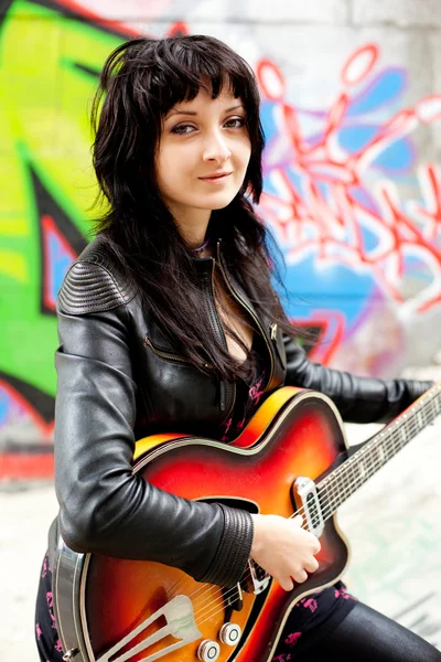 Closeup πορτρέτο ενός ευτυχής νεαρού κοριτσιού με ρετρό κιθάρα και παιχνίδι — Φωτογραφία Αρχείου