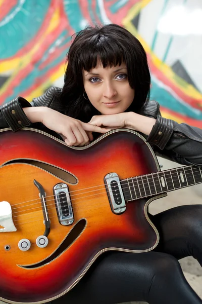 レトロなギターとの幸せな若い女の子のクローズ アップの肖像画 — ストック写真