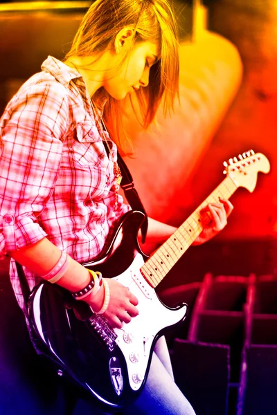 기타와 함께 스타일 갈색 머리 소녀 스톡 사진