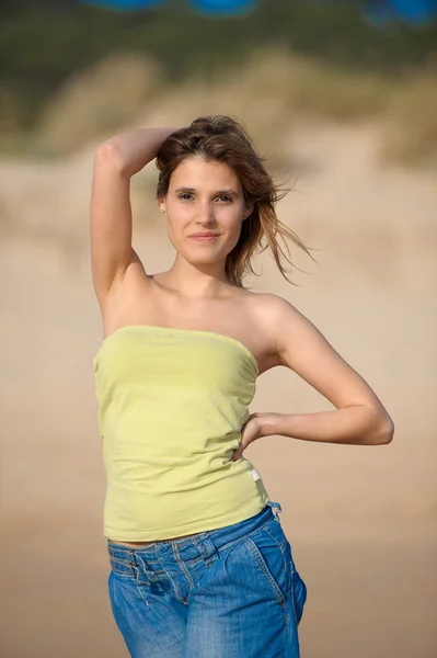 Giovane donna bionda in spiaggia — Foto Stock