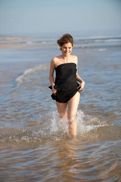 Donna che corre in spiaggia — Foto Stock