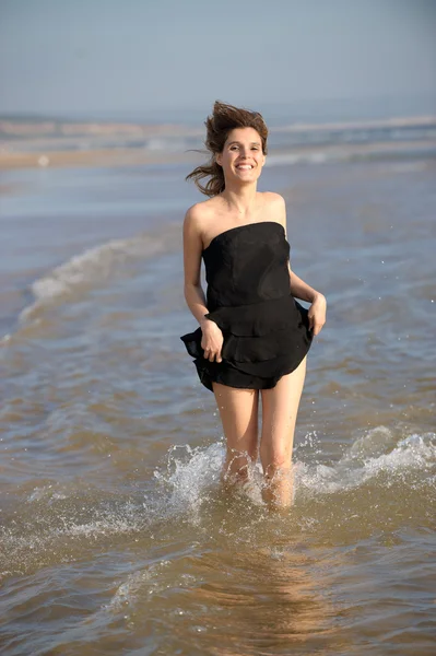 Donna che corre in spiaggia — Foto Stock