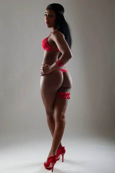 Zwarte vrouw permanent in lingerie — Stockfoto