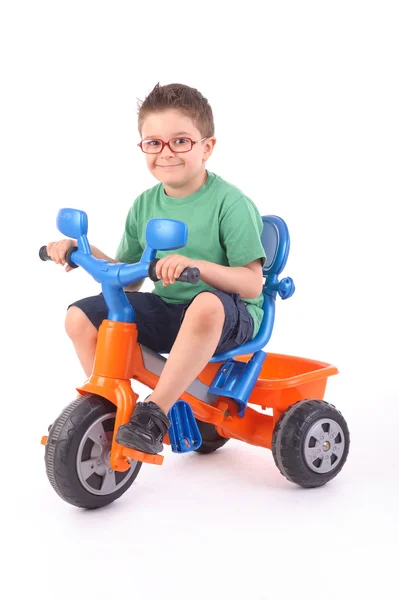 Genç çocuk onun üç tekerlekli bisiklet sürme — Stok fotoğraf