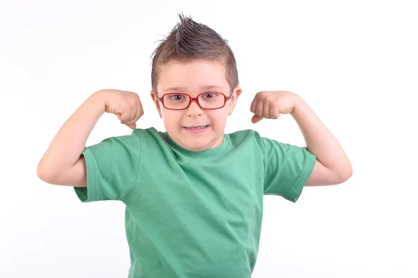 Kind zeigt seine Muskeln — Stockfoto