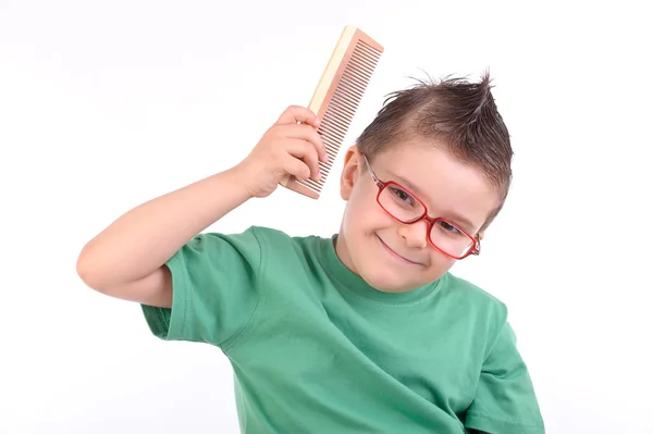 Genç çocuk onun saç tarama — Stok fotoğraf
