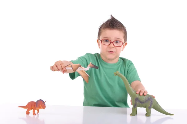 Jovem brincando com dinossauros — Fotografia de Stock