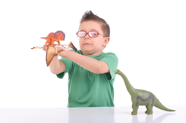 Jeune enfant jouant avec des dinosaures — Photo
