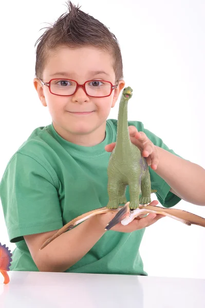 Молодой ребенок играет с динозаврами — стоковое фото