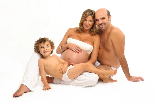妊娠中の女性との幸せな家族 — ストック写真