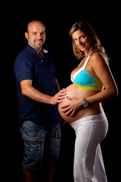 Беременная женщина и муж трогают ее живот — стоковое фото