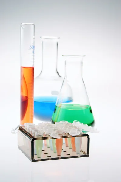 Лабораторное оборудование с разноцветной жидкостью — стоковое фото