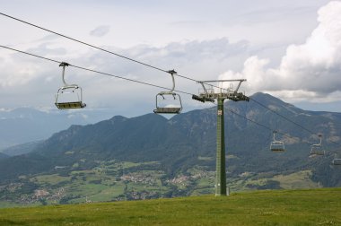 sandalye-bulutlu yaz gününde lift