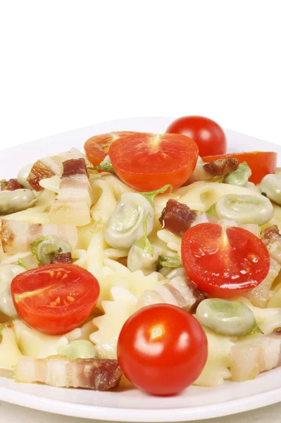 Farfalle with broad beans, smoked bacon and cherry tomatoes — Stock Photo, Image