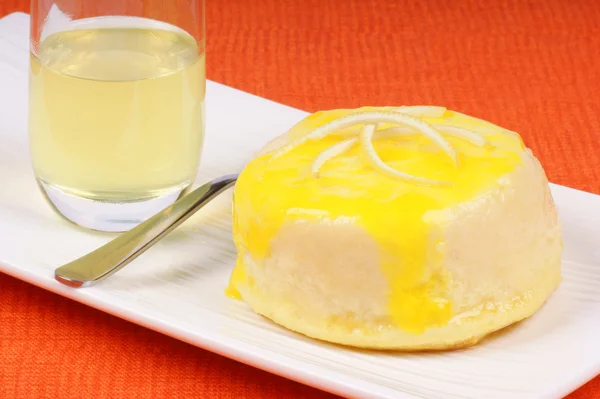 Zitronen- und Ricottasouffel mit einem kleinen Glas Limoncello — Stockfoto