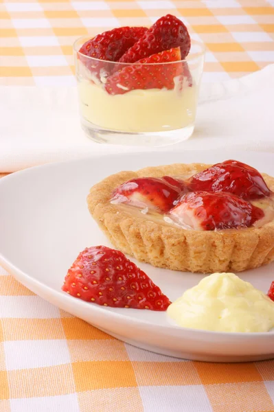 Aardbei taart en vla met aardbeien — Stockfoto