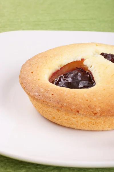 Close-up of a small plum cake — Stock Photo, Image