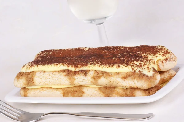 Gâteau Tiramisagara servi sur une assiette blanche — Photo