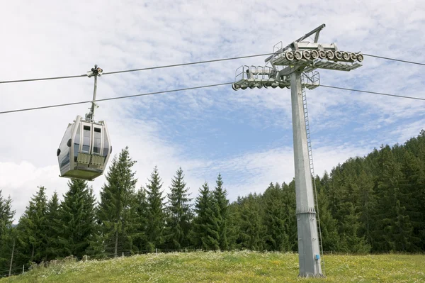 Kolejka linowa na kolei linowych w Alpach — Zdjęcie stockowe