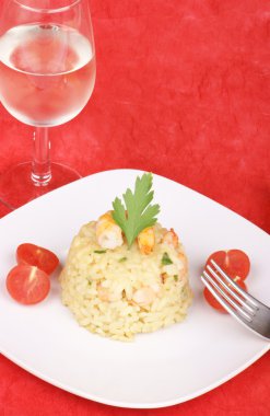 Risotto ile beyaz tabakta karides