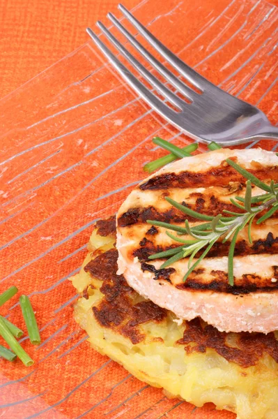 Roesti and grilled salmon — Stock Photo, Image