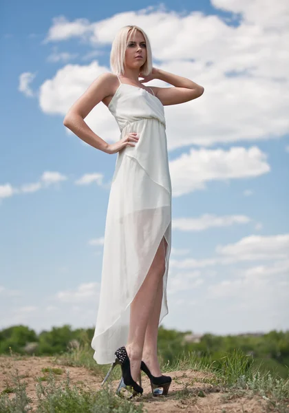 Den vackra flickan i en vit klänning — Stockfoto