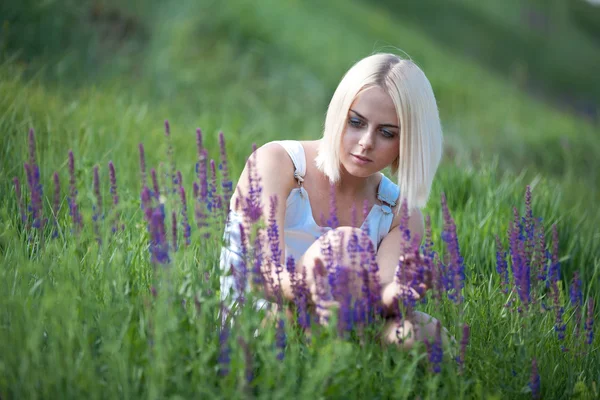 Piękna dziewczyna w polu — Zdjęcie stockowe