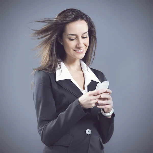 女人业务，在手机上的短信 — 图库照片