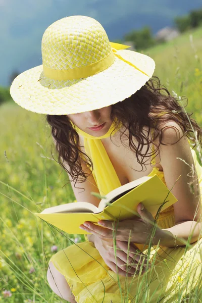 Młoda kobieta czytanie książki — Zdjęcie stockowe