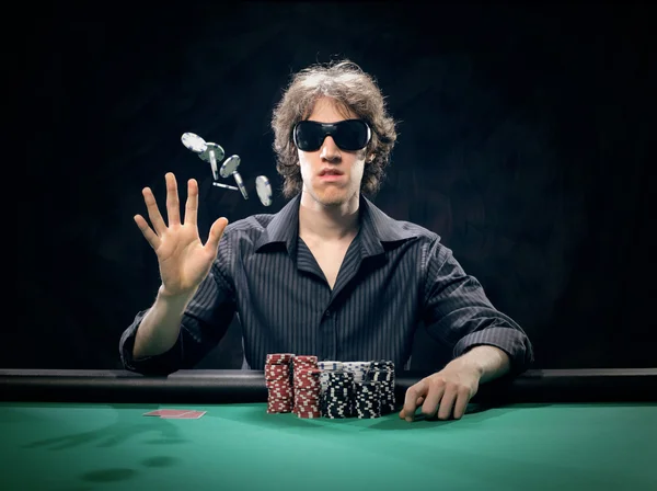 Giovane giocatore di poker gettando chips — Foto Stock