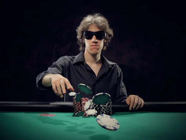 Молодой игрок в покер бросает фишки — стоковое фото