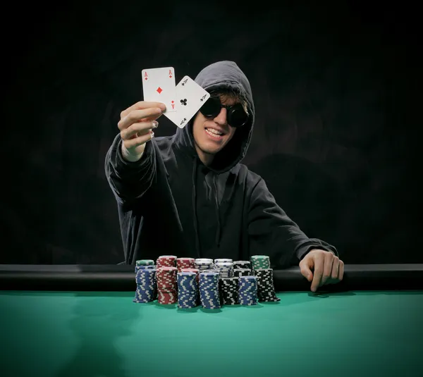 Porträtt av en pokerspelare — Stockfoto