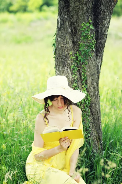 若い女性は本を読んで — ストック写真