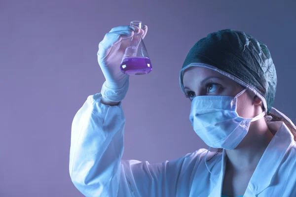 Científica de laboratorio femenina — Foto de Stock