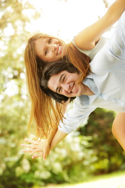 Молодая счастливая пара в парке — стоковое фото