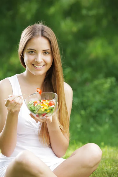 Mulher saudável comendo salada — Fotografia de Stock